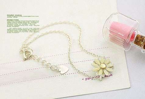 IMPORTED STOCK! Cute ***DAISY*** Silver Clad Bracelet!