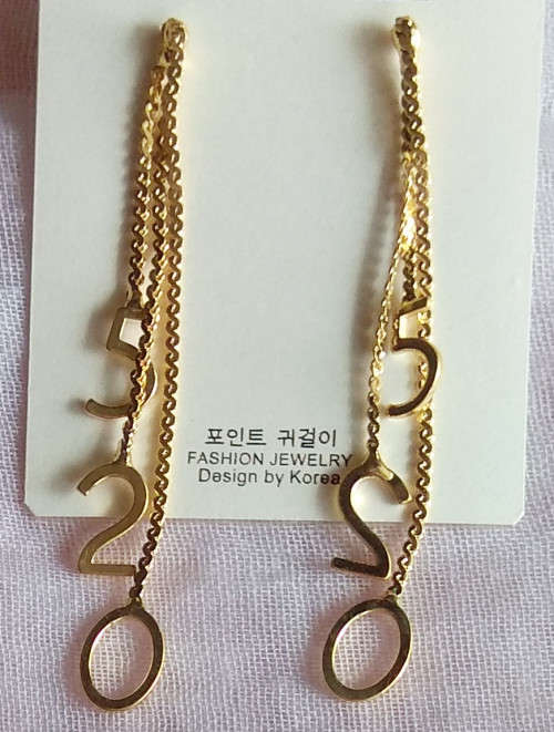 Earring,dangle earring with nunbers "0 2 5" in gold color