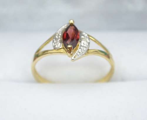 9ct Gold Garnet & Diamond Ring Stunning piece .