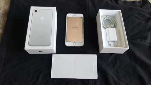 Apple iphone 7 silver, 128gig with box and charger everything in excellent condition