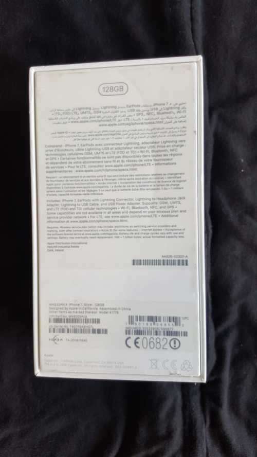 Apple iphone 7 silver, 128gig with box and charger everything in excellent condition