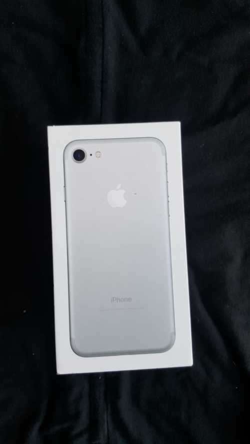 Apple iphone 7 silver, 128gig with box and charger everything in excellent condition