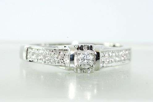 .16CT REAL DIAMOND SOLID GOLD CLUSTER ENGAGEMENT RING - VALUE $2000!
