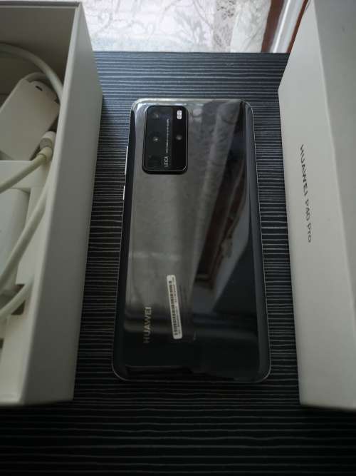 Huawei P40 Pro 5G 256 gig ROM /8 gig RAM on its box with accessories