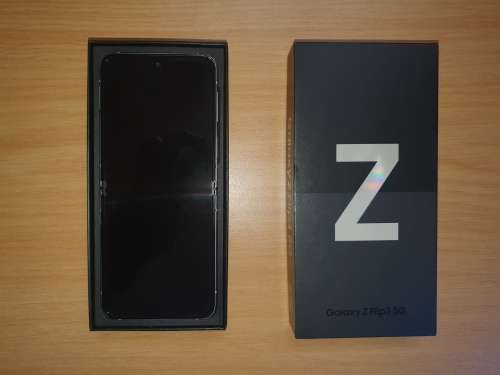 Samsung Z Flip 3 5G 256 gig ROM /8 gig RAM in its box in mint condition and still under warranty