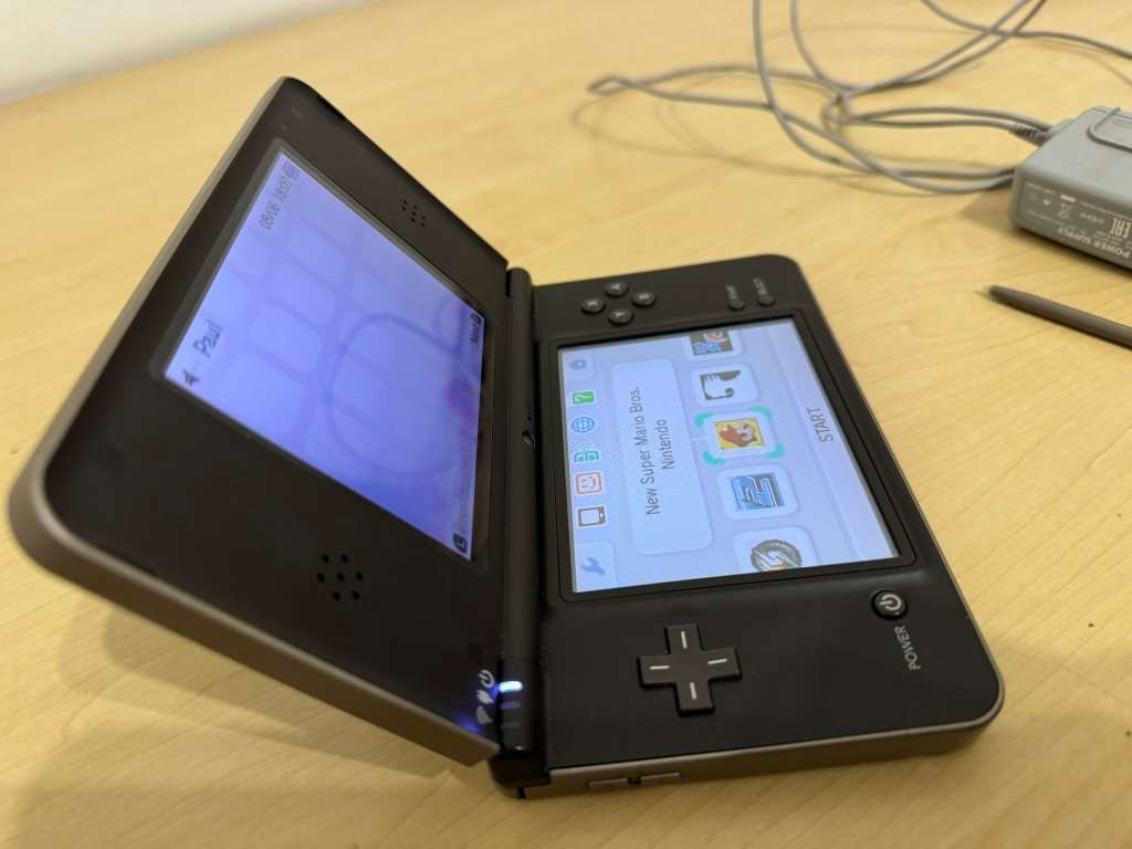 Nintendo DSi XL (Nintendo DS)