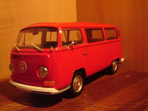 '72 VW Kombi with Sliding Door Die Cast Model Sc 1/24  by WELLY New in Display Box Gteed In Stock