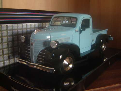 Plymouth Pick Up  '41 Die Cast Model   1/24  A/Classics P/Colection MOTORMAX New - Box - G/teed