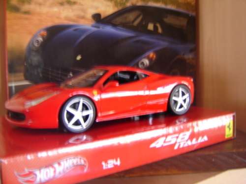 Ferrari  458 Italia  Die Cast  Model  Sc 1/24  Hotwheels   New in  All Round  "ShowCase"  Gteed