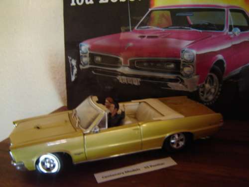 Cute Sc 1/18 American Diorama Special Set o Two Seated Figurines  -. Lots of  Figurines available..