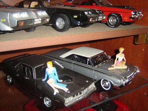 Cute Scale 1/24 Figurine of Sexy Lonnie In Blue on the Bonnet of a Sc 1/24 Model  New in Pack.