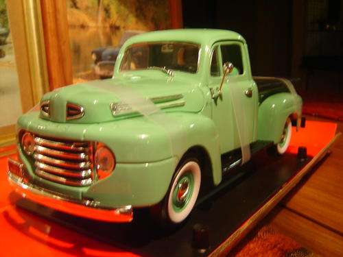 Lovely & Rare L/Green '48 Ford F1 Pick Up 1/18 by YatMing.New in Display Box