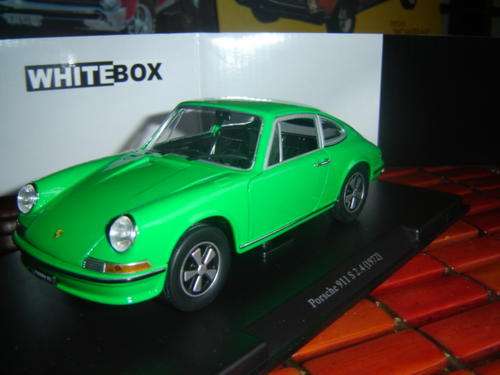Lovely Green Porsce  911 by White Box  Scale 1/24 New in Display Box