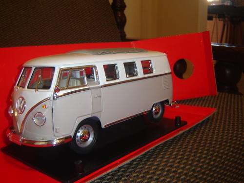 VW Kombi Fleetline  w Soft Top Roof that Opens & Close. Die Cast  1/18  R/S  YatMing New  Gteed