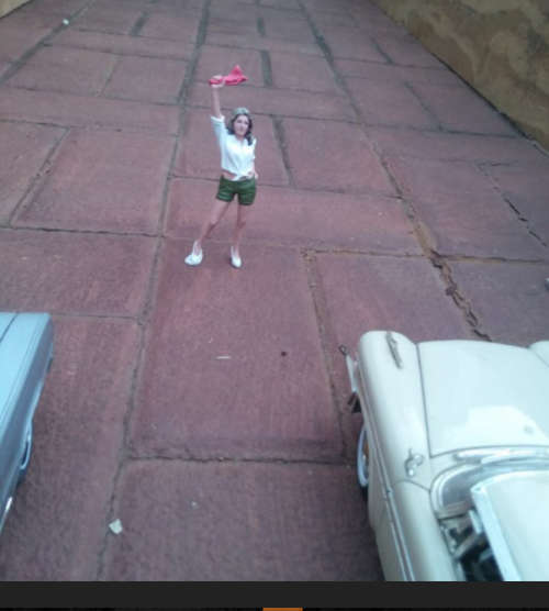 A/Diorama Figurine o Sandra D "Grease Ligthning" Starter Girl  1/18  . Lots o Figurines avail..