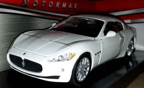 Green Promotion  White Maserati Gran Turismo 1/24  MOTORMAX