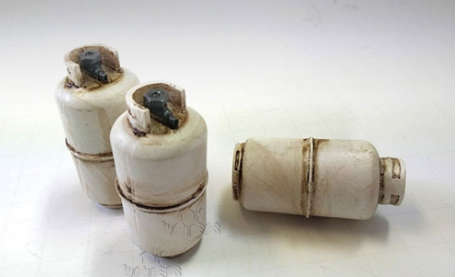 Promotion American Diorama Set o  Propane Tank Silinders ( x 3     1/18  -. Lots o Figurines avail..