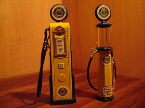 Chevrolet Pumps Combo: 2 x  Vintage Gas Pumps ( Petrol)   Sc 1/18 R/Signature by YatMing  G/teed.