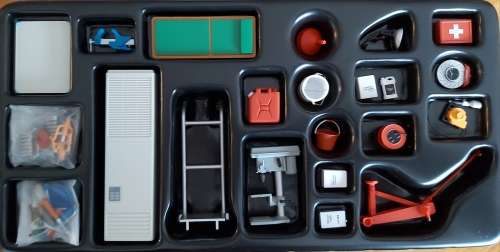 Garage Diorama Set  Sc 1/18  Top Make AutoArt New in Box 50 Pieces + , Gteed- In Stock