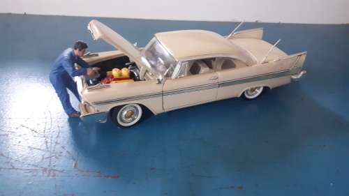Cute Sc 1/18 American Diorama  Figurine Doug Refilling Oil . Lots o Figurines available..