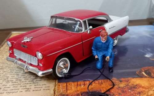 American Diorama Figurine Mechanic Tom inflating Tire  1/24