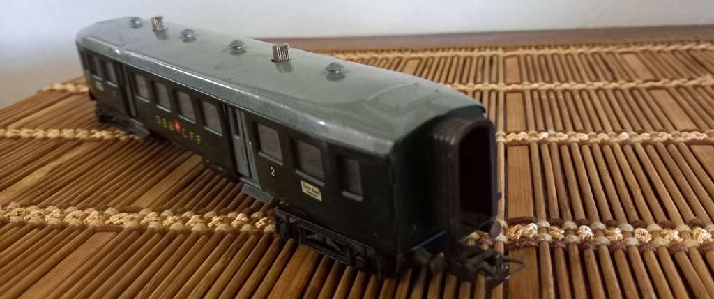 Passenger Couch  - Day Marklin Couch by Yester Year- Doors opens Manualy