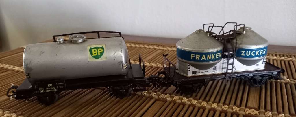 Marklin Twin Duo Tanker Wagons - 2 x Tanker Wagons HO  Each w  Marklin Spring connecting Couplers