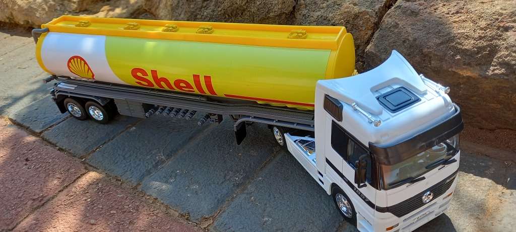 Mercedes Benz Actros  TShell Tanker Super Hauler Models  Die Cast Model   Sc 1/32     44 Cm L .