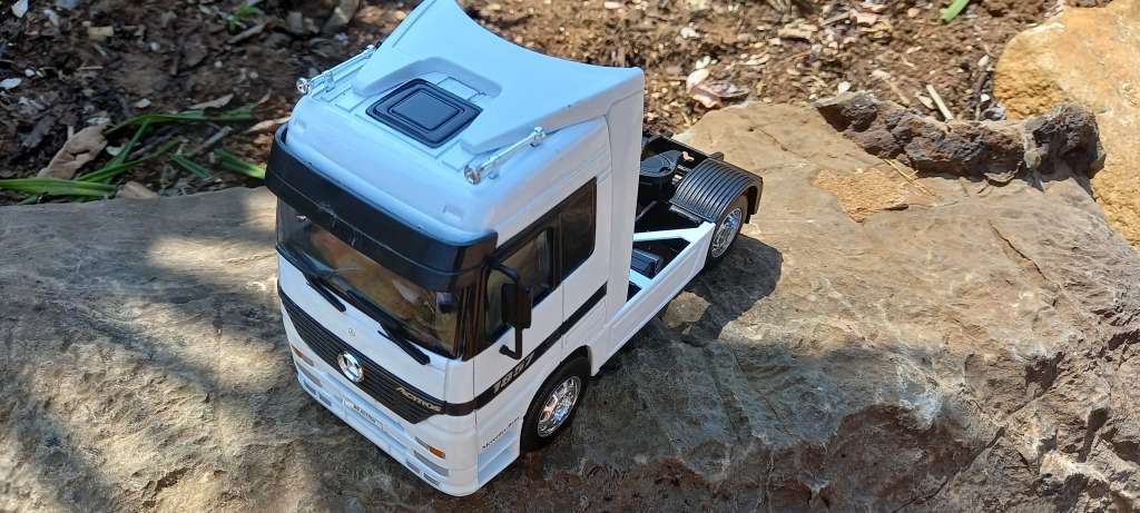 Mercedes Benz Actros  TShell Tanker Super Hauler Models  Die Cast Model   Sc 1/32     44 Cm L .