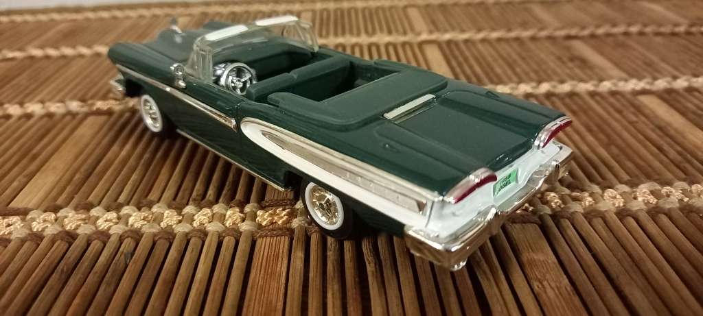 `58 Ford Edsel Citation  Convertibl  V8  Die Cast Model - 43    T/Make Road Signature    Quant. Disc