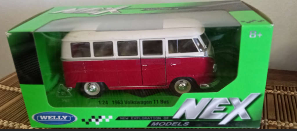 VW Kombi Fleetline  Die Cast Model   Scale  1/24 New in Display /Box  -  WELLY       Quant. Discount