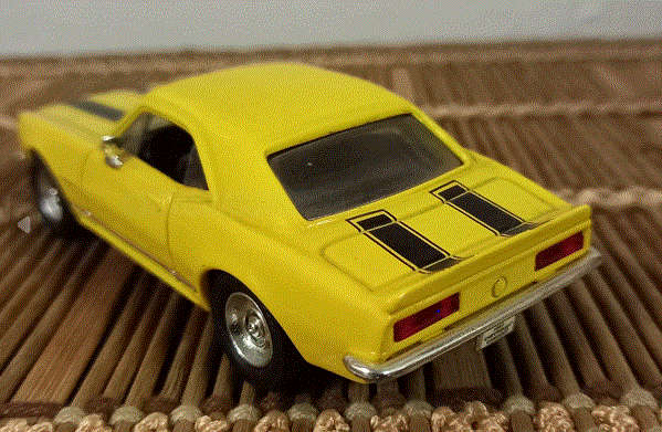 `67 Chevrolet Camaro Z 28 Die Cast Model - 1/43    Top Make Road Signature    Quant. Disc.