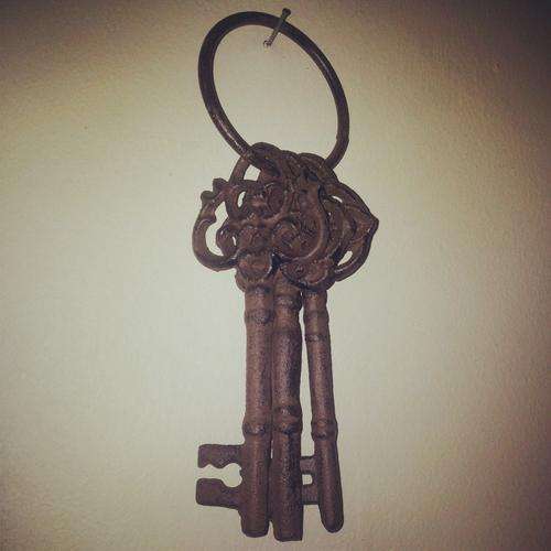 Genuine cast iron vintage looking wall hanging keys.