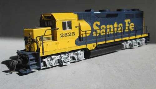 KATO HO SCALE - SANTE FE DIESEL LOCO GP35 # 2825 WITH DCC (BOXED)