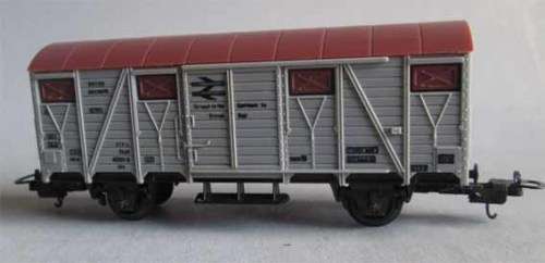 HO SCALE - BR GOODS WAGON WITH LIMA COUPLINGS