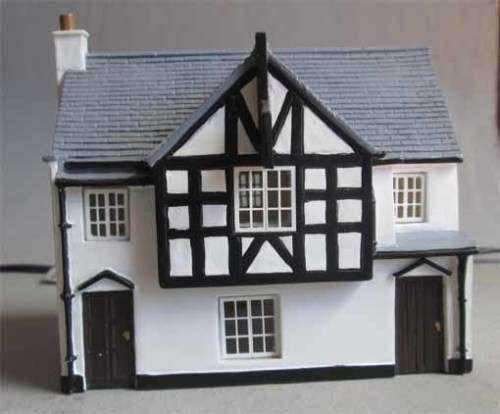 HORNBY HO/OO SCALE -  BRITISH PUB, RESIN CAST MODEL IN VGC.