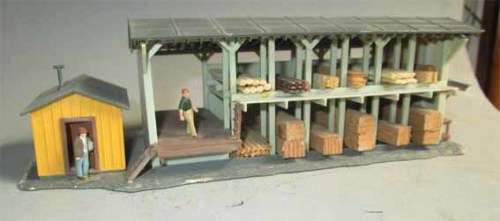 HO SCALE - WOOD DEPOT WITH FIGURES - FOOTPRINT 215 X 90mm