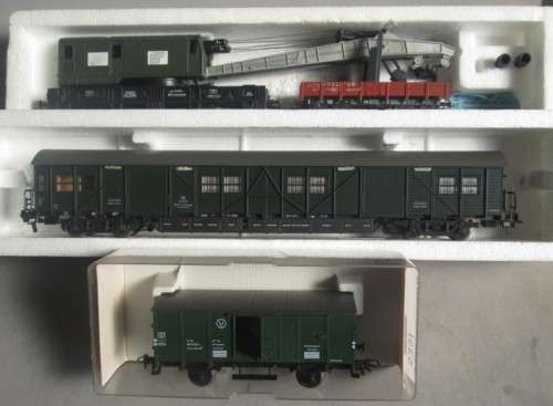 ROCO HO SCALE - RAILWAY CRANE WITH 2 MATCHING UTILITY WAGONS - GOOD CONDITION