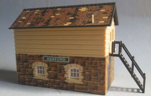 HORNBY HO SCALE - R.503 ASHFORD SIGNAL BOX - GOOD CONDITION