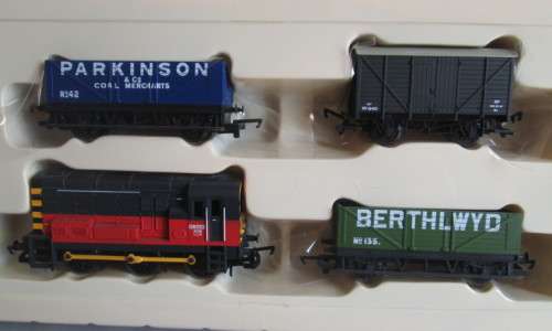 HORNBY OO SCALE - R2669 RAILROAD TRAIN PACK - BOXED