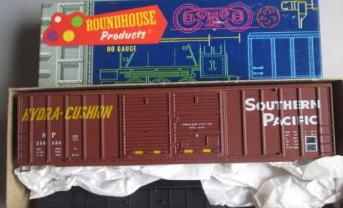 ROUNDHOUSE HO SCALE - 50' DOUBLE DOOR, SP BOX CAR KIT - BOXED