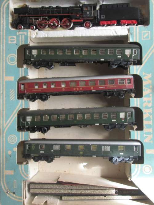 MARKLIN HO SCALE -  #3148 STEAM LOCO & TENDER WITH 4 COACHES (BOXED), SEE FOTOS