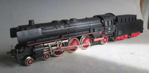 MARKLIN HO SCALE -  #3148 STEAM LOCO & TENDER WITH 4 COACHES (BOXED), SEE FOTOS