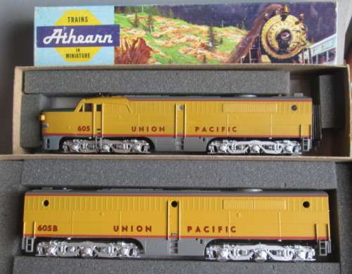 ATHEARN HO SCALE - UNION PACIFIC PA-1 DIESEL LOCO #605 & PB-1 DUMMY LOCO #605B, GOOD CONDITION BOXED