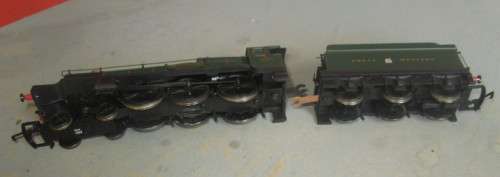 HORNBY OO SCALE - GW 4097 KENILWORTH CASTLE 4-6-0 STEAM LOCO & TENDER