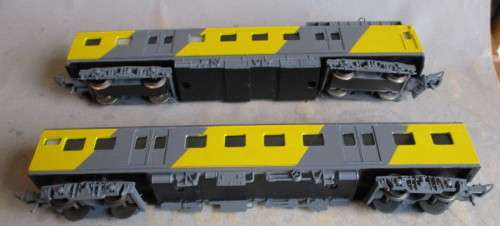 LIMA HO SCALE - SUBURBAN METRO DUMMY LOCO & PASSENGER COACH