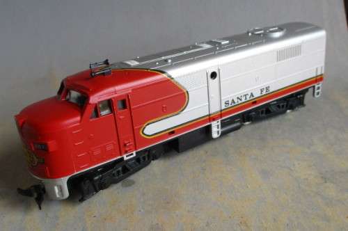 MODEL POWER HO SCALE - SF DIESEL LOCO (BOXED)