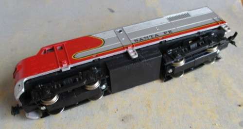 MODEL POWER HO SCALE - SF DIESEL LOCO (BOXED)