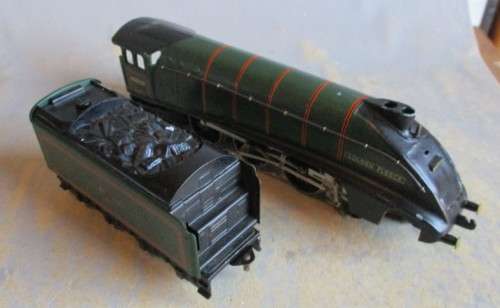 HORNBY OO SCALE - 4-6-2 STEAM LOCO & TENDER, GOLDEN FLEECE 60030