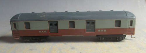 LIMA HO SCALE - SAR BAGGAGE VAN WITH KD COUPLINGS